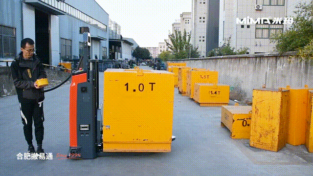 搬易通米玛MQV 全向AGV本体.gif