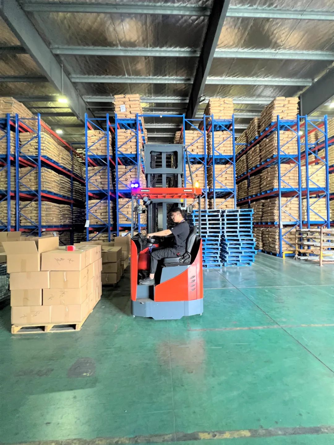 米玛电动三向叉车.jpg 米玛电动三向叉车.jpg