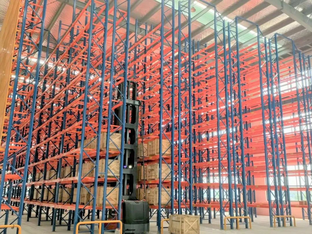 米玛三向电动叉车-人上型.jpg 米玛三向电动叉车-人上型.jpg