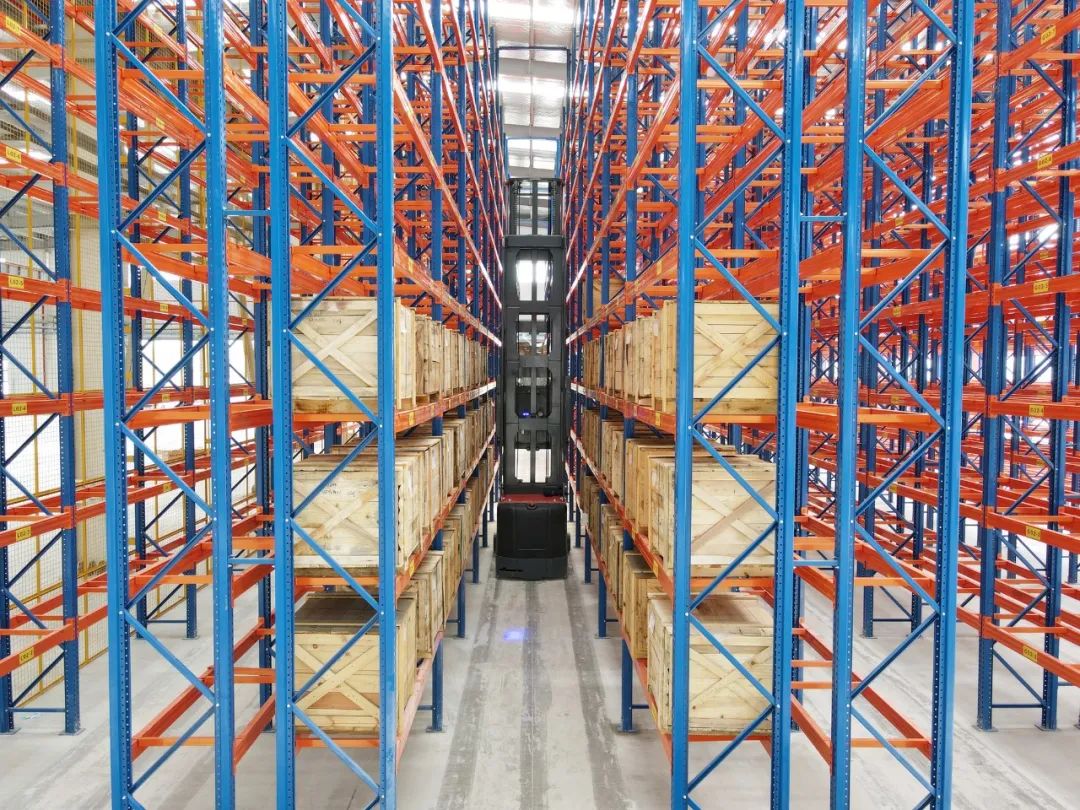 米玛MiMA三向电动叉车-人上型.jpg 米玛MiMA三向电动叉车-人上型.jpg