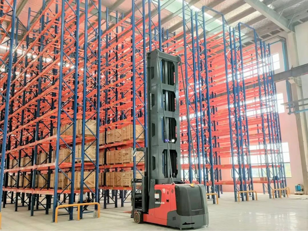 米玛MiMA人上型三向叉车-2.jpg 米玛MiMA人上型三向叉车-2.jpg