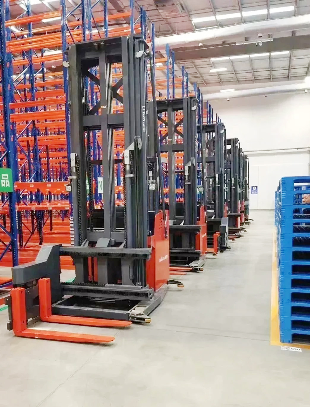 米玛MiMA站驾三向堆垛车.jpg 米玛MiMA站驾三向堆垛车.jpg