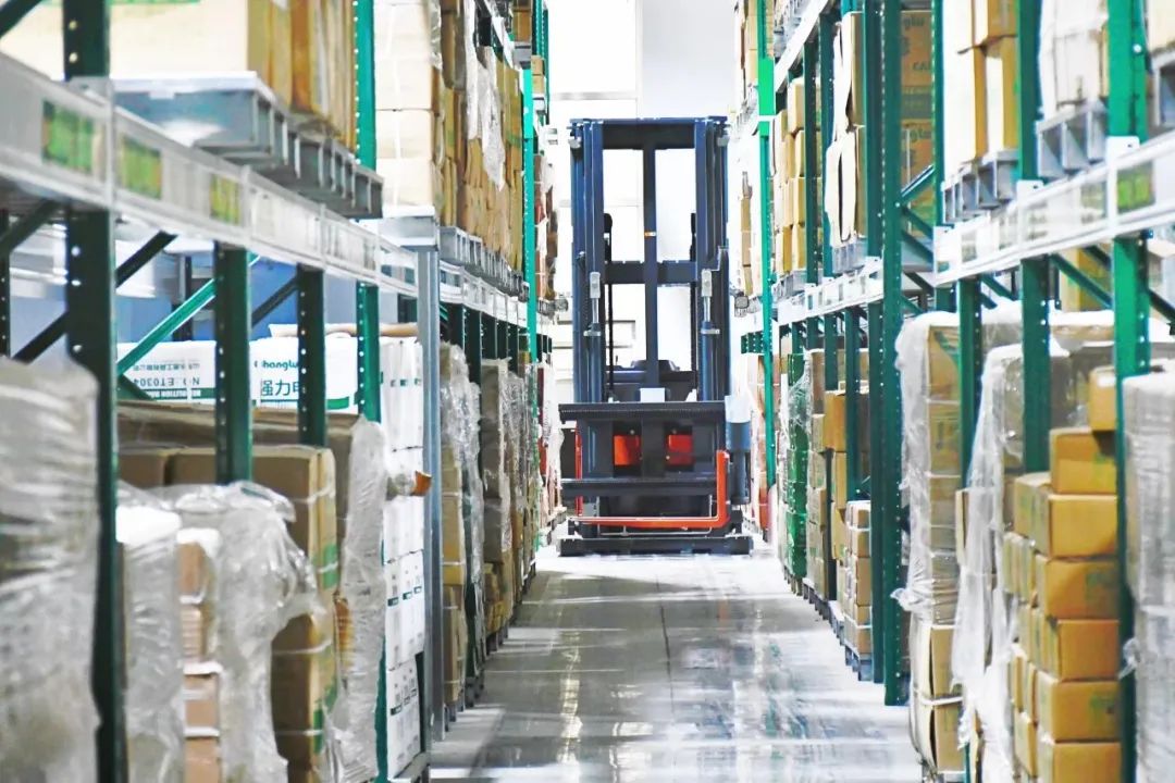 MiMA米玛站驾式三向堆垛车MC15.jpg MiMA米玛站驾式三向堆垛车MC15.jpg