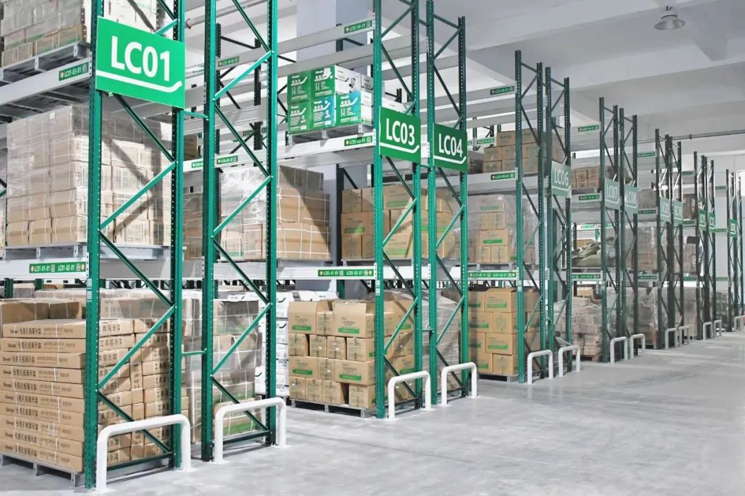 MiMA米玛站驾式三向堆垛车MC15-1..jpg MiMA米玛站驾式三向堆垛车MC15-1..jpg