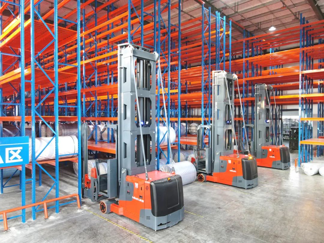 米玛窄巷道三向叉车.jpg 米玛窄巷道三向叉车.jpg